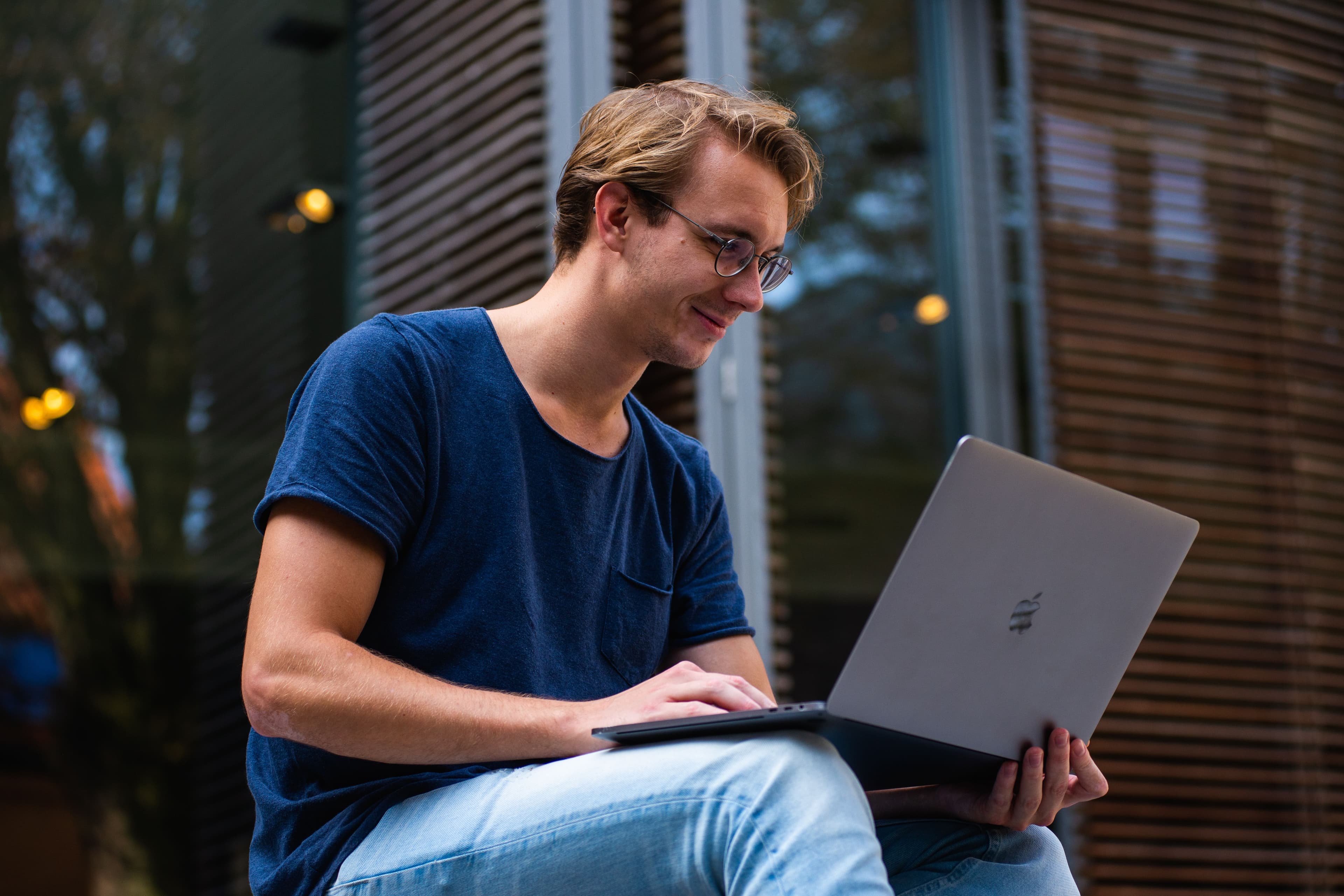 Person writing a weekly plan in a notebook at a desk. Photo: Kaboompics, Pexels.